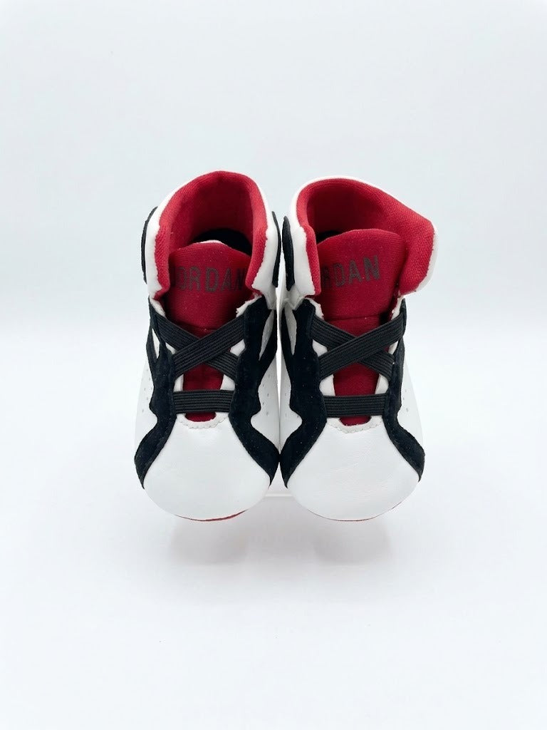 ZAPATOS TIPO JORDAN BLANCOS CON ROJO Y NEGRO